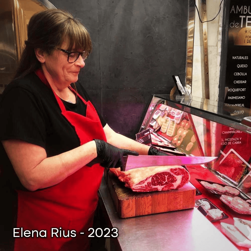 Persona cortando carne en carnicería