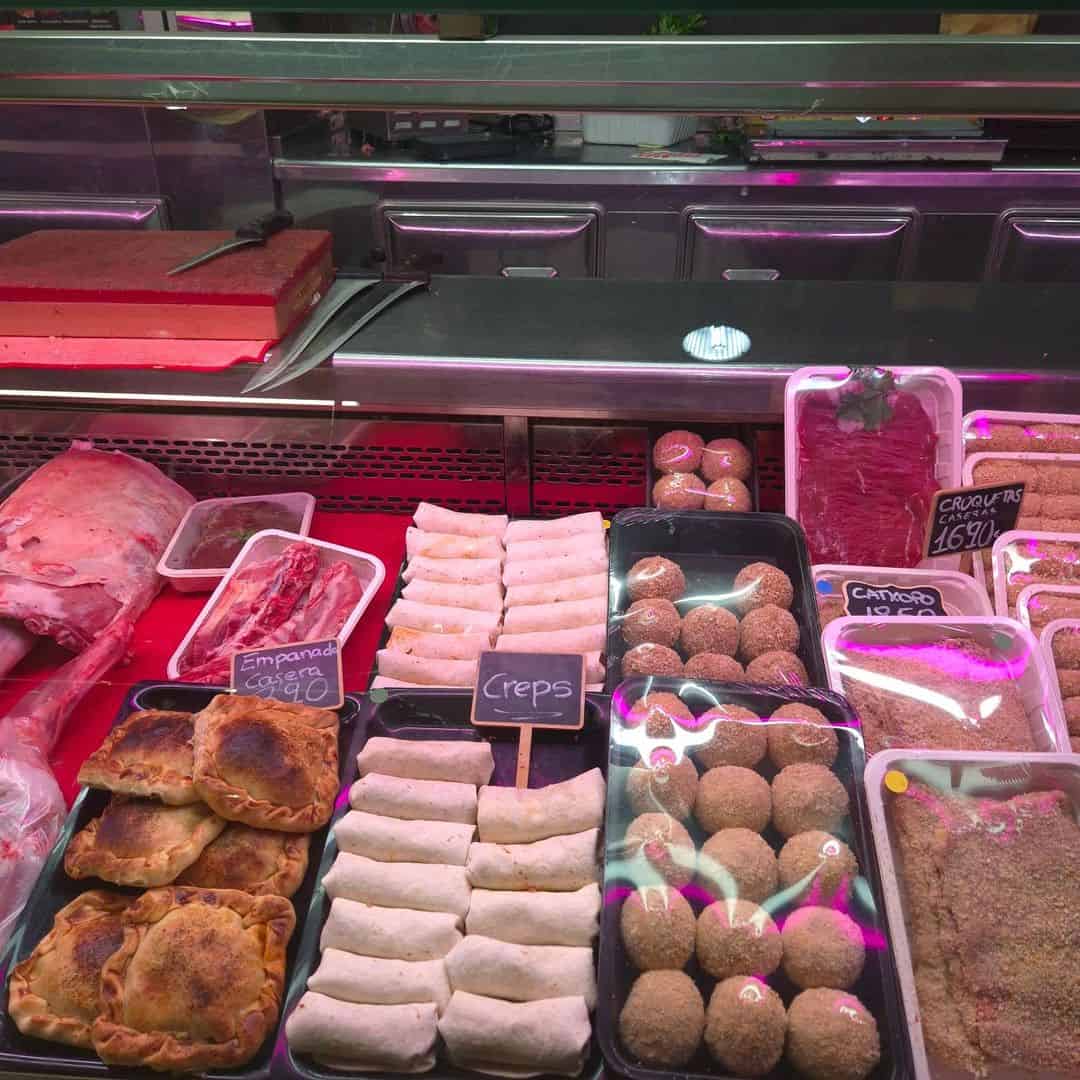 Mostrador de carnicería con diversos productos preparados